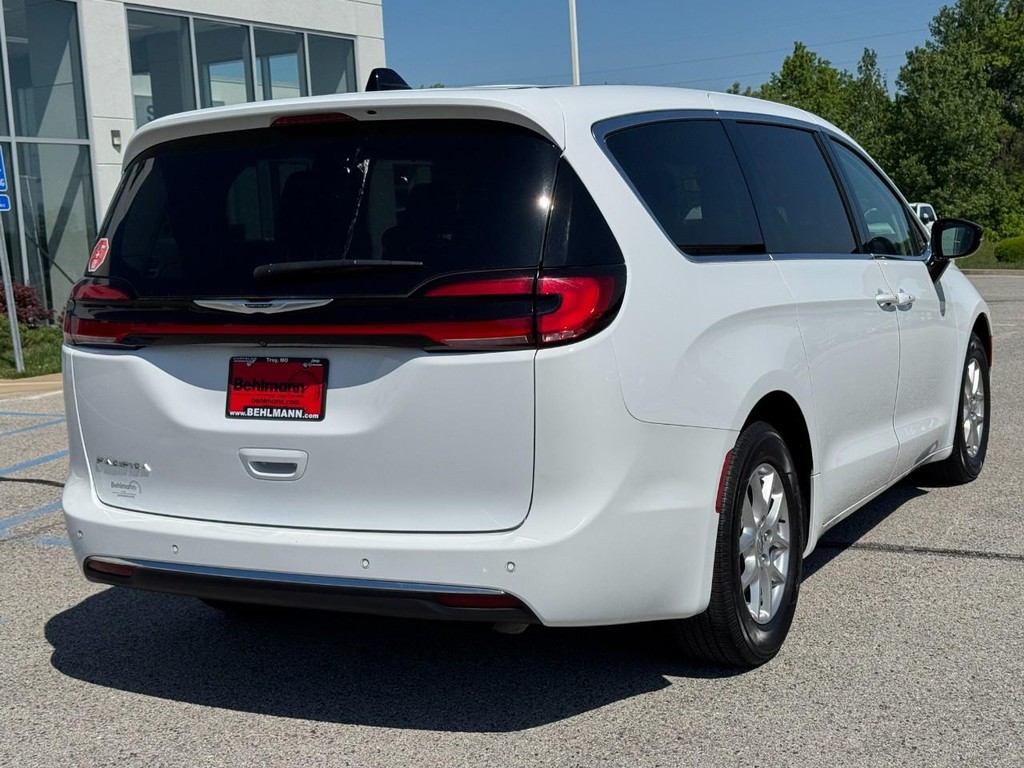 Chrysler Pacifica Vehicle Full-screen Gallery Image 03