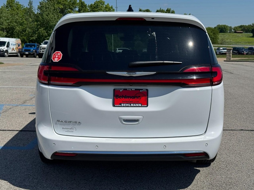 Chrysler Pacifica Vehicle Full-screen Gallery Image 04