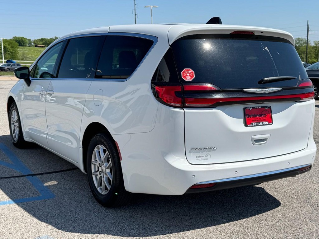 Chrysler Pacifica Vehicle Full-screen Gallery Image 06