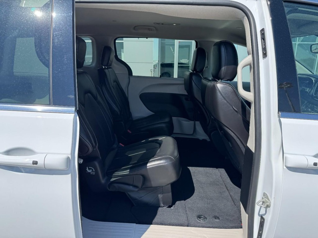 Chrysler Pacifica Vehicle Full-screen Gallery Image 10