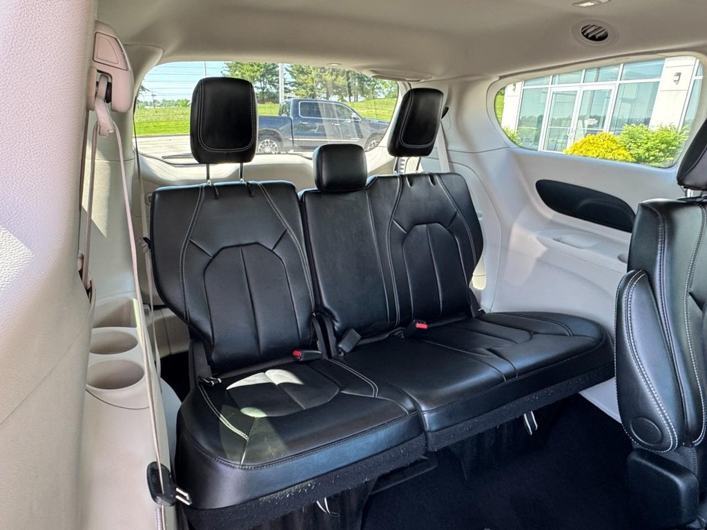 Chrysler Pacifica Vehicle Full-screen Gallery Image 11