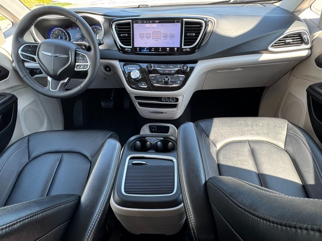 Chrysler Pacifica Vehicle Full-screen Gallery Image 12