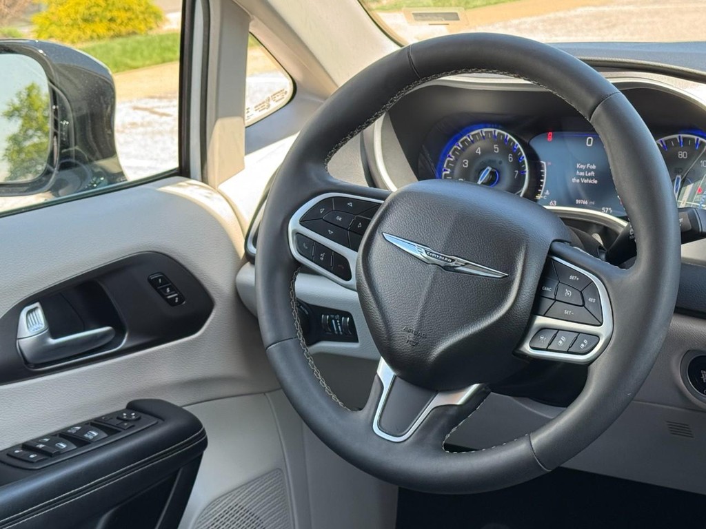 Chrysler Pacifica Vehicle Full-screen Gallery Image 13