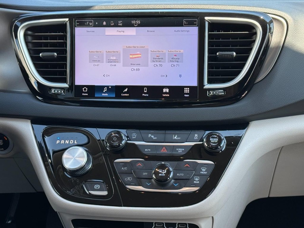 Chrysler Pacifica Vehicle Full-screen Gallery Image 14