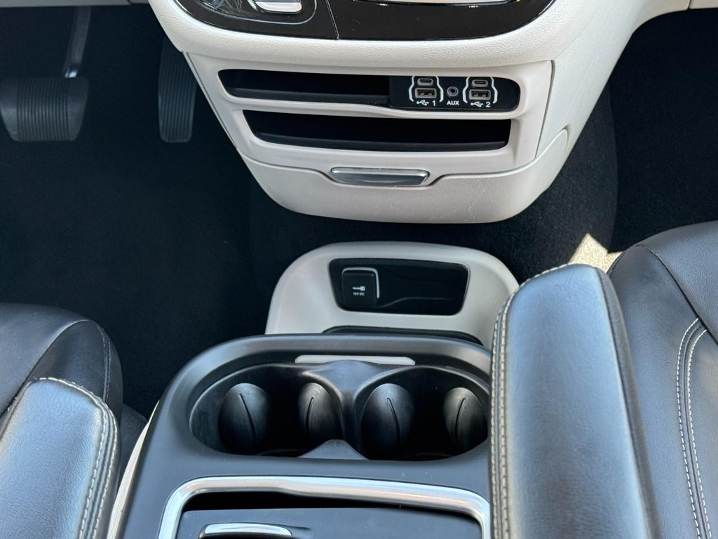 Chrysler Pacifica Vehicle Full-screen Gallery Image 15
