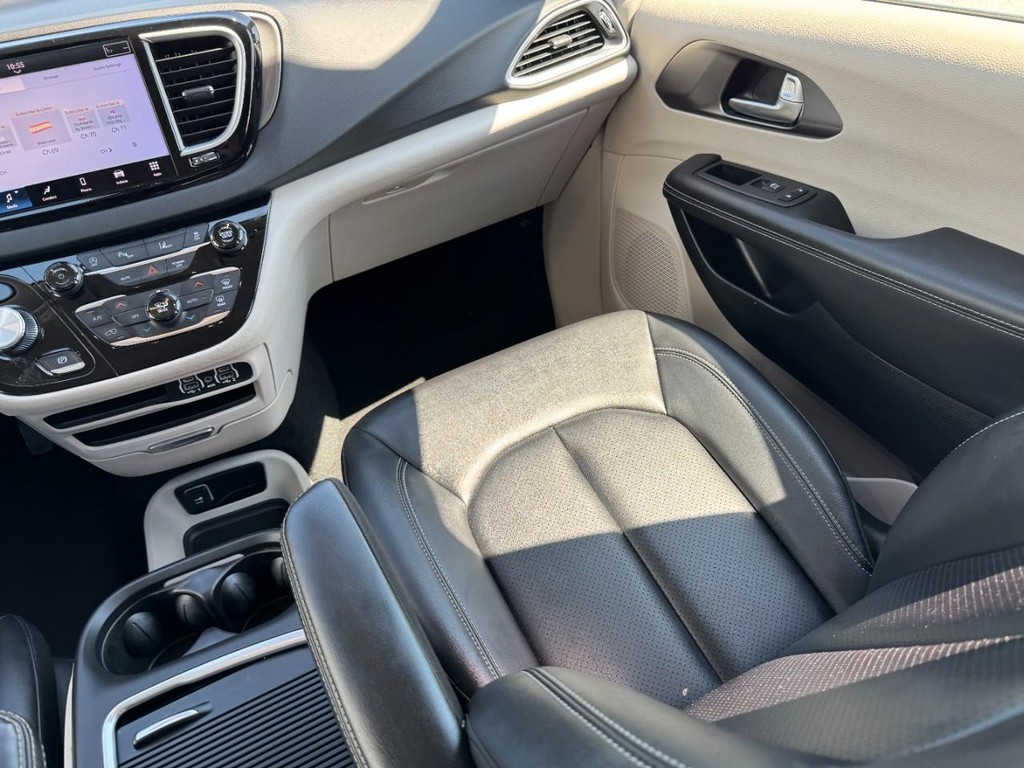 Chrysler Pacifica Vehicle Full-screen Gallery Image 16