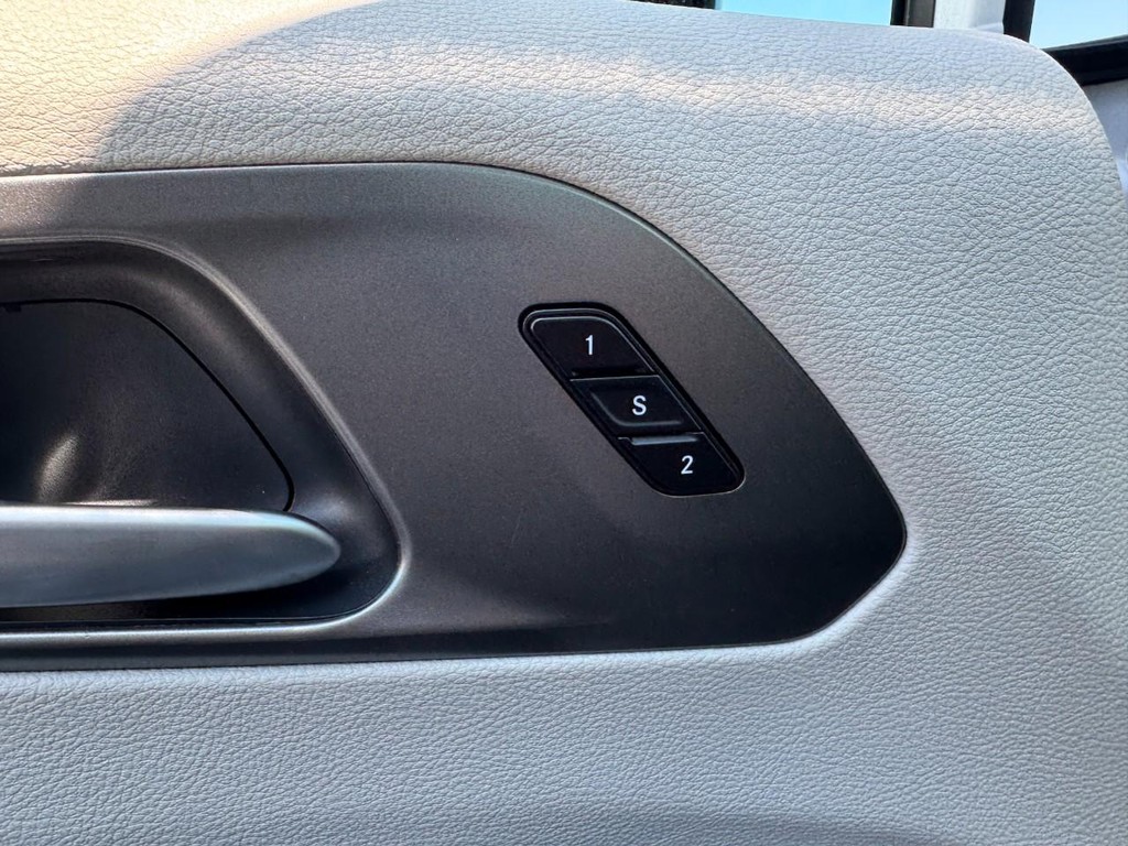 Chrysler Pacifica Vehicle Full-screen Gallery Image 17