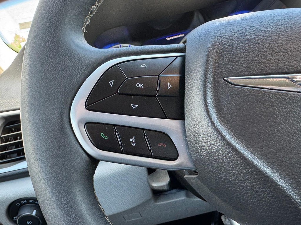 Chrysler Pacifica Vehicle Full-screen Gallery Image 18