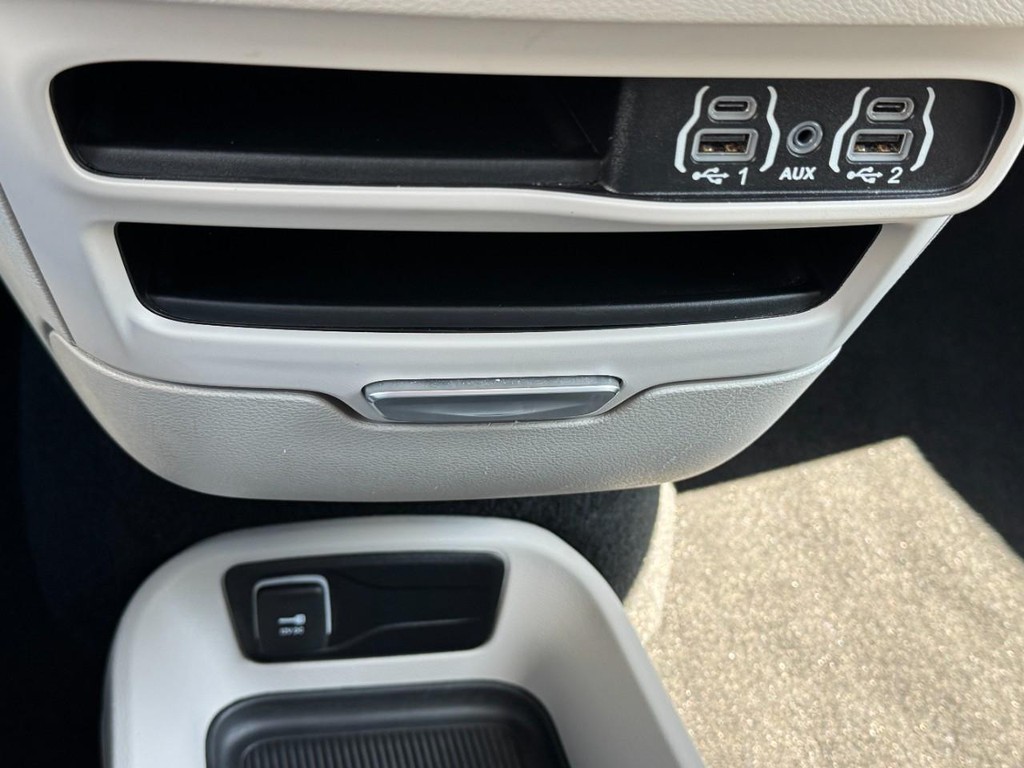 Chrysler Pacifica Vehicle Full-screen Gallery Image 22