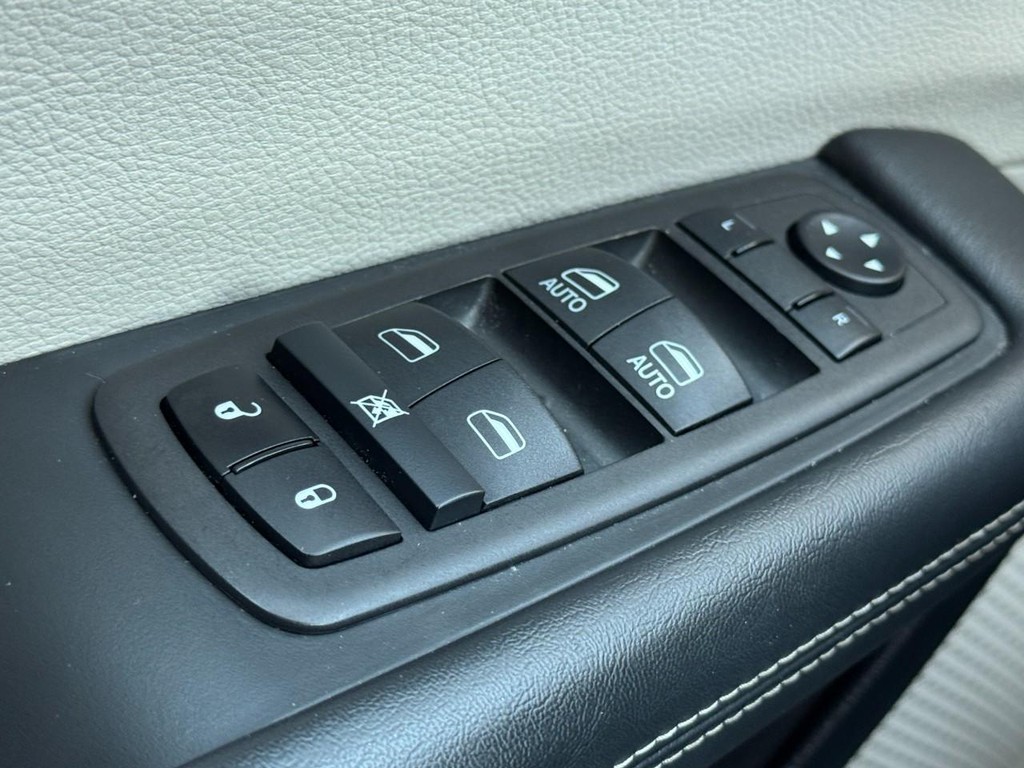 Chrysler Pacifica Vehicle Full-screen Gallery Image 25