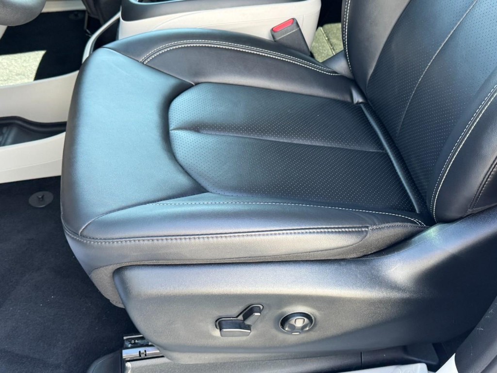 Chrysler Pacifica Vehicle Full-screen Gallery Image 26