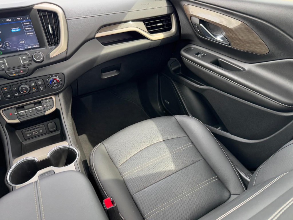 GMC Terrain Vehicle Full-screen Gallery Image 15