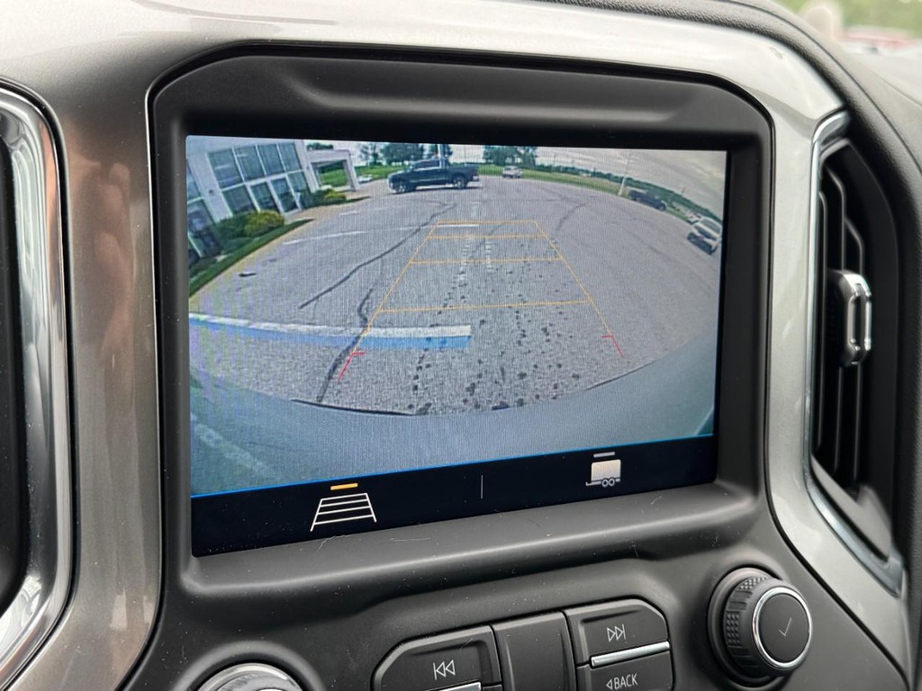 Chevrolet Silverado 1500 Vehicle Full-screen Gallery Image 22