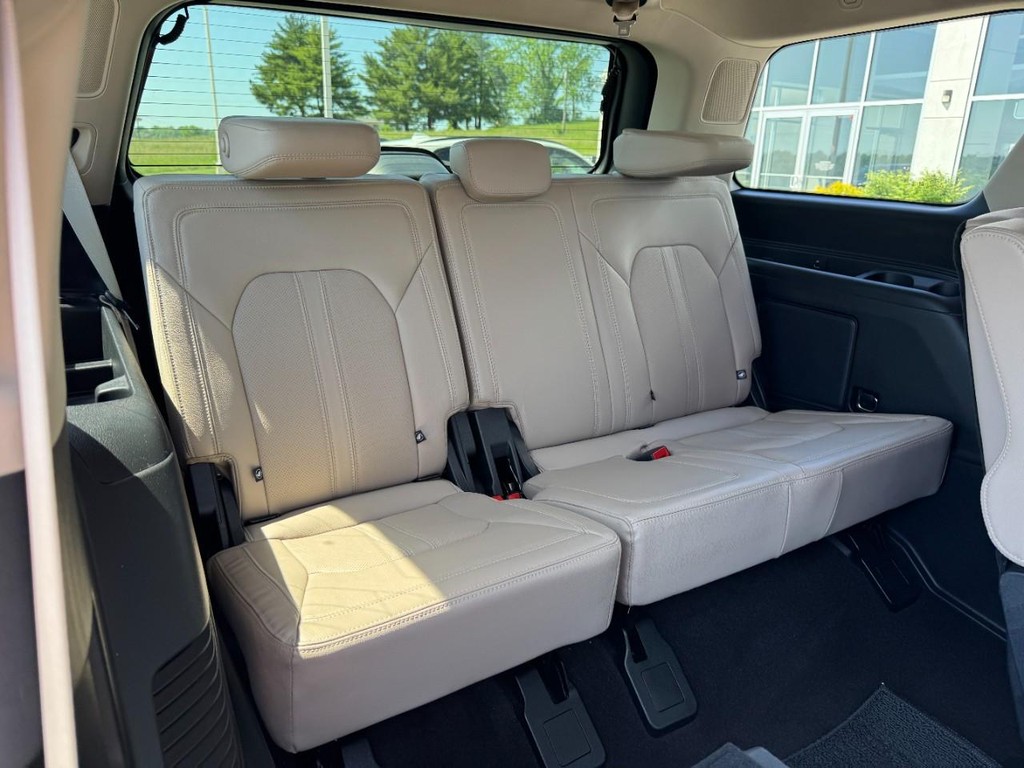 Ford Expedition Vehicle Full-screen Gallery Image 11