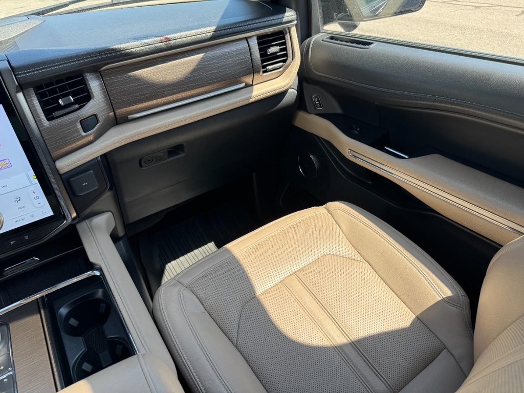 Ford Expedition Vehicle Full-screen Gallery Image 16