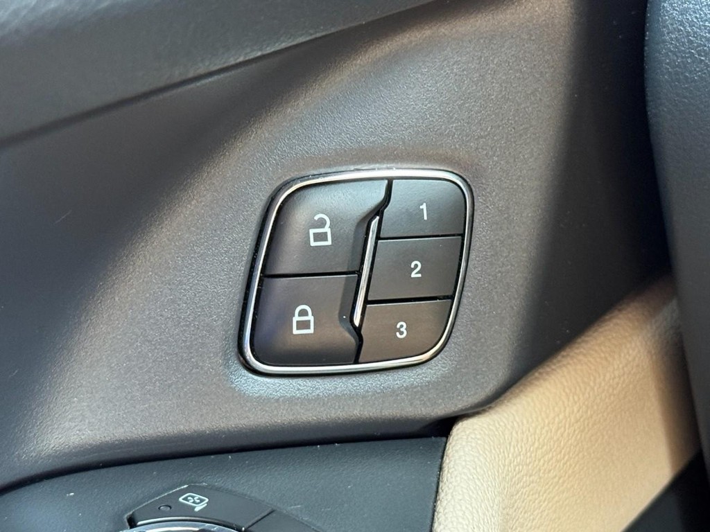 Ford Expedition Vehicle Full-screen Gallery Image 17