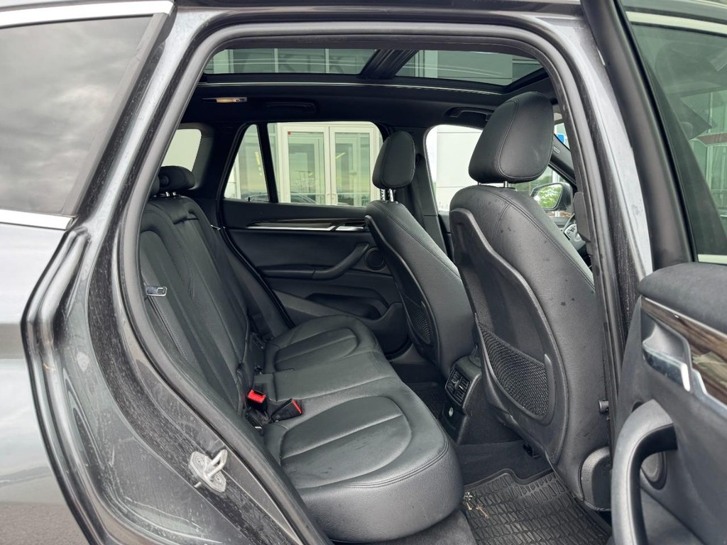 BMW X1 Vehicle Full-screen Gallery Image 10
