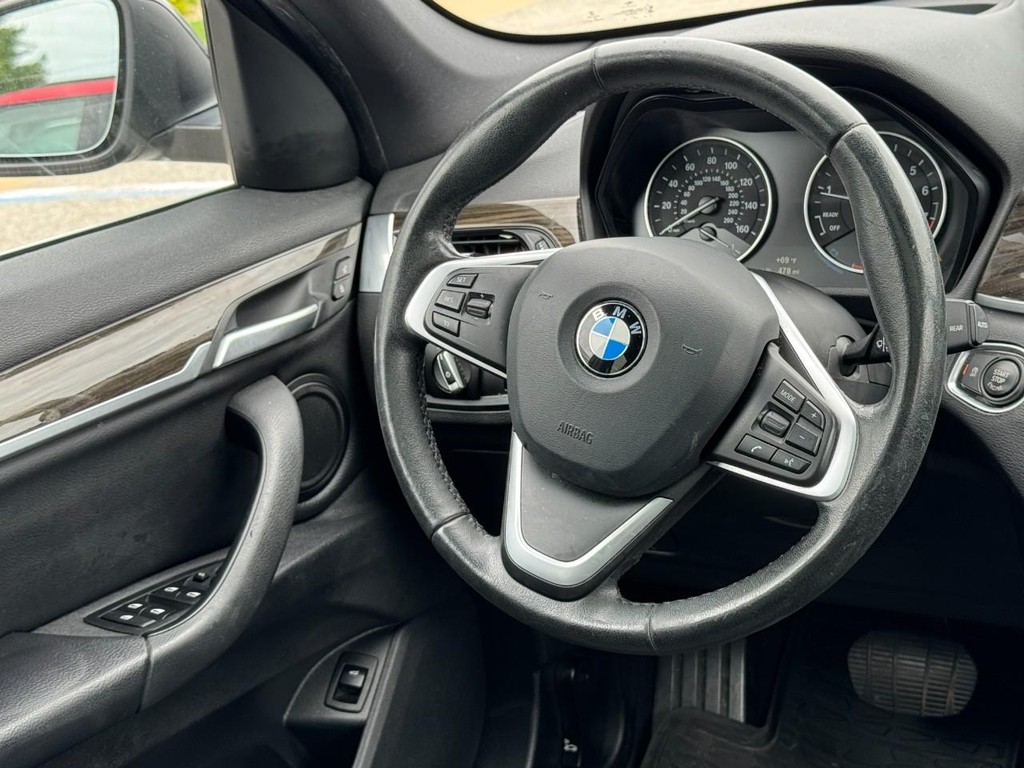 BMW X1 Vehicle Full-screen Gallery Image 12