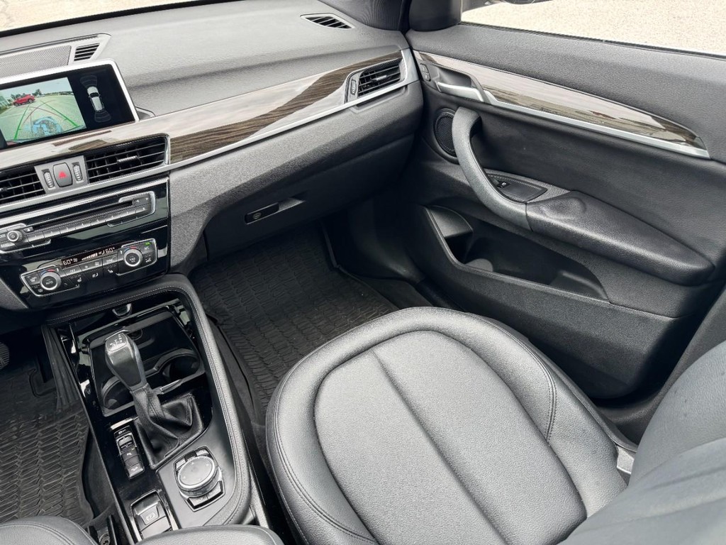 BMW X1 Vehicle Full-screen Gallery Image 15