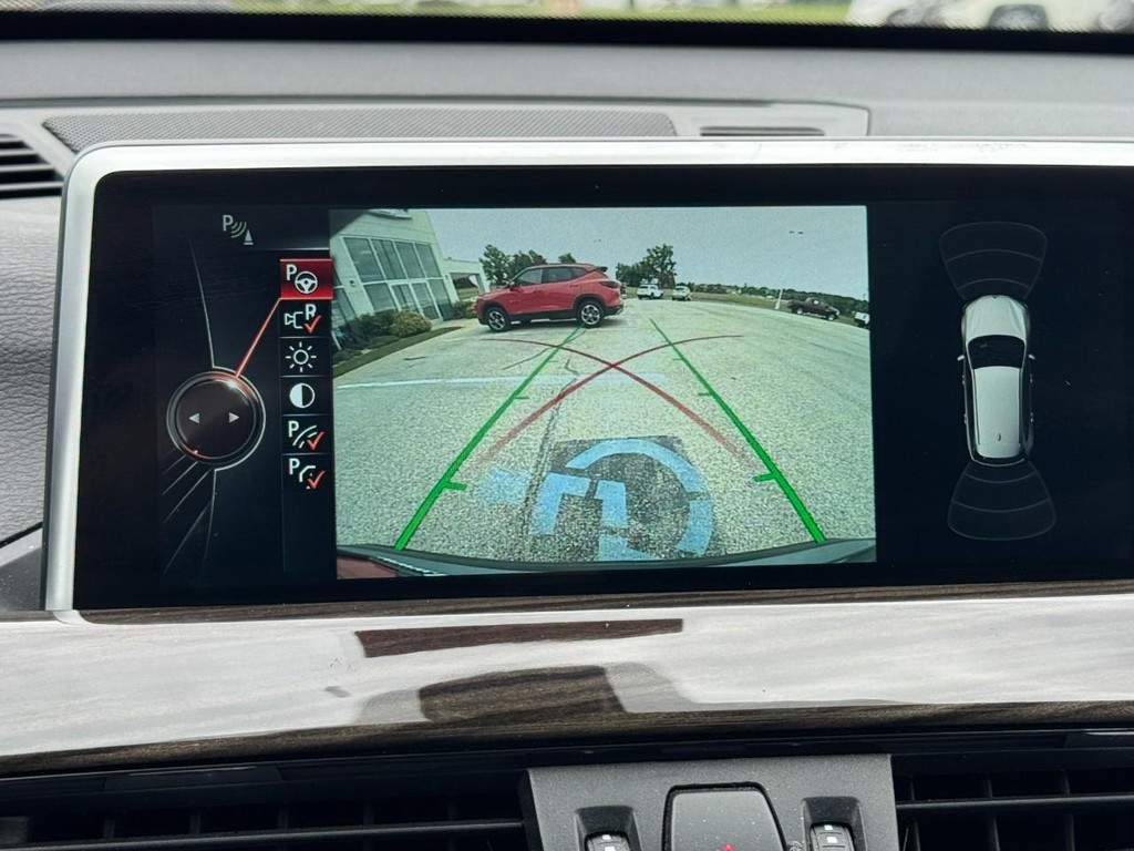 BMW X1 Vehicle Full-screen Gallery Image 21
