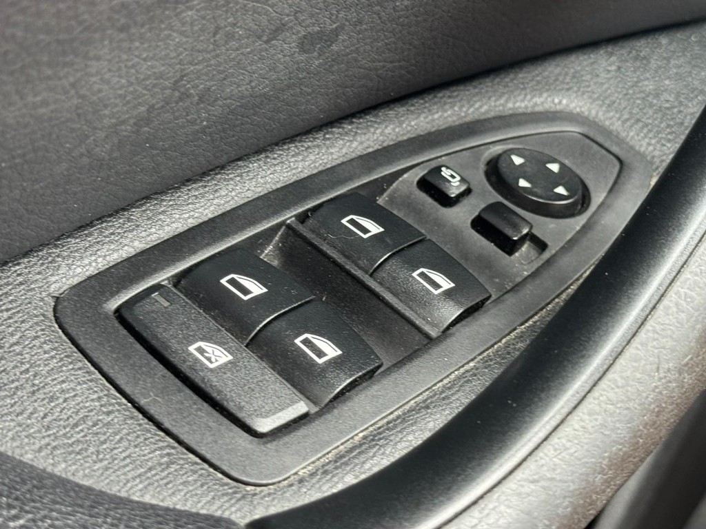 BMW X1 Vehicle Full-screen Gallery Image 23