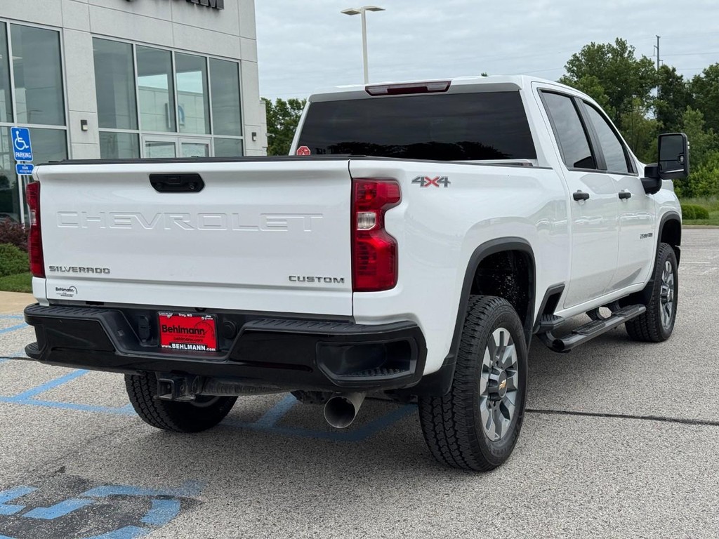 Chevrolet Silverado 2500HD Vehicle Full-screen Gallery Image 03