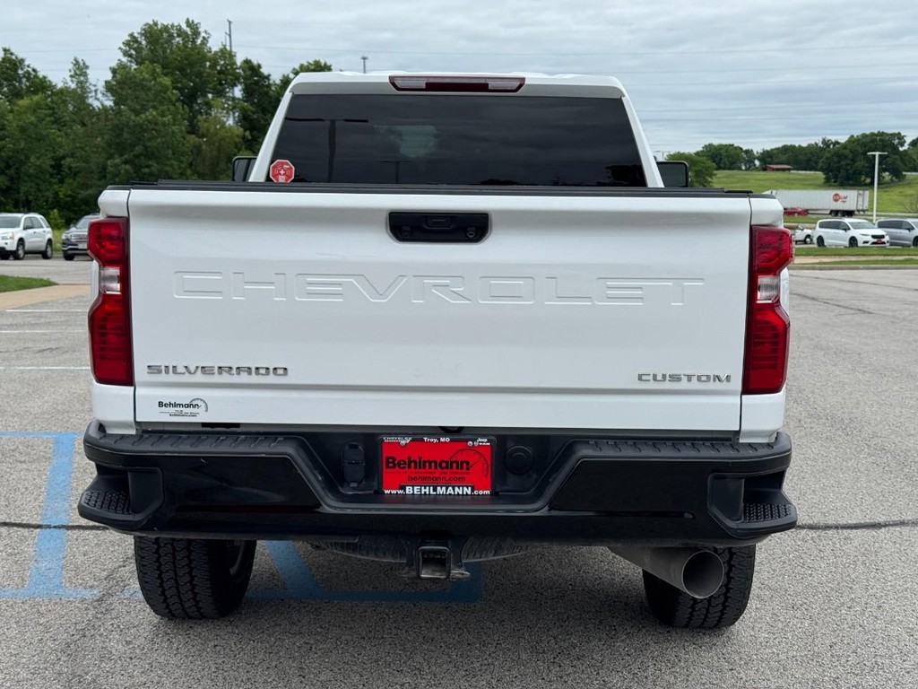 Chevrolet Silverado 2500HD Vehicle Full-screen Gallery Image 04