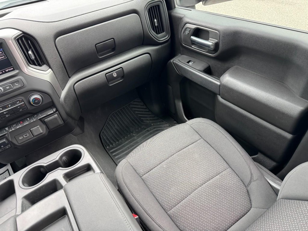 Chevrolet Silverado 2500HD Vehicle Full-screen Gallery Image 15