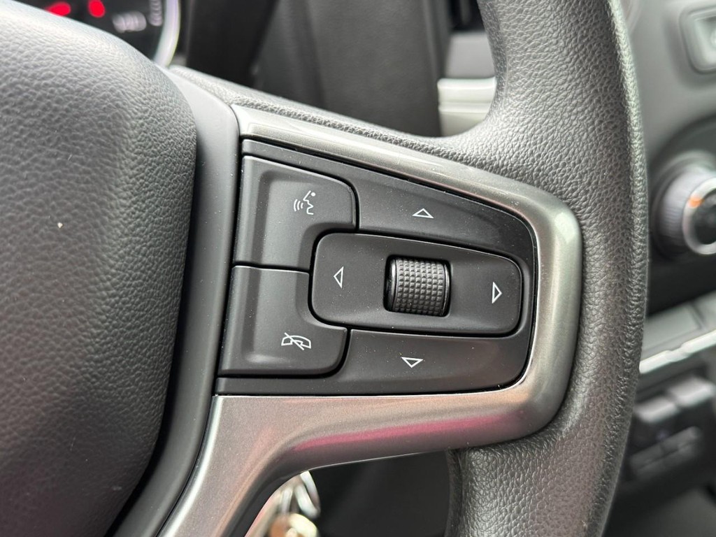 Chevrolet Silverado 2500HD Vehicle Full-screen Gallery Image 17