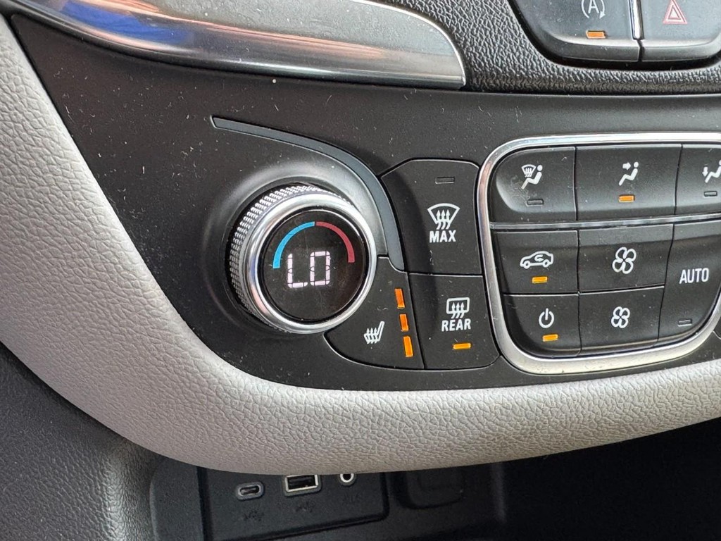 Chevrolet Equinox Vehicle Full-screen Gallery Image 19