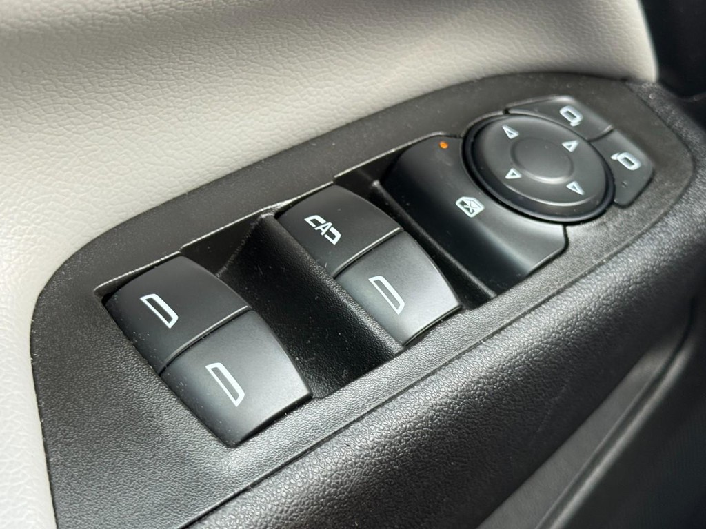 Chevrolet Equinox Vehicle Full-screen Gallery Image 21