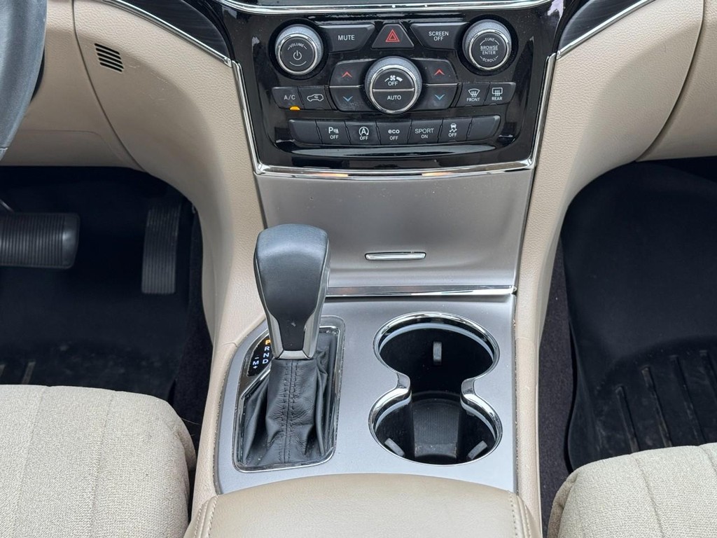 Jeep Grand Cherokee Vehicle Full-screen Gallery Image 15