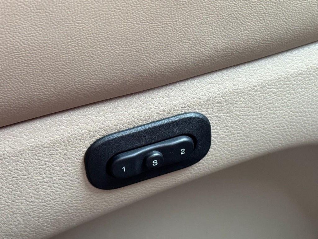 Jeep Grand Cherokee Vehicle Full-screen Gallery Image 17