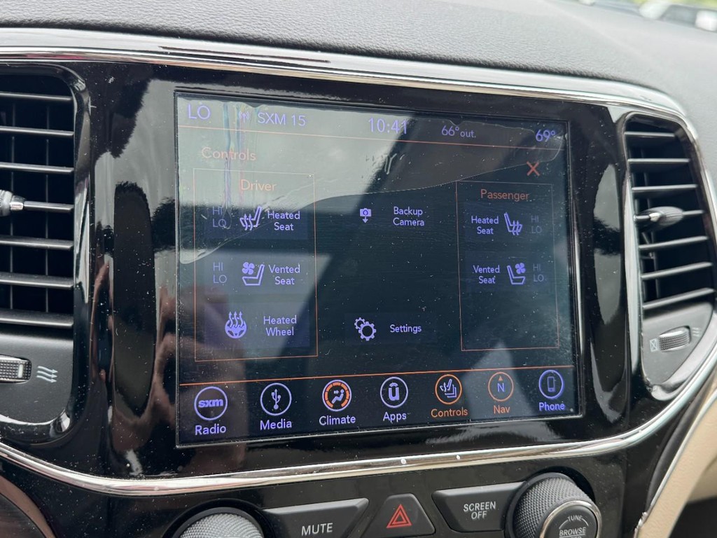 Jeep Grand Cherokee Vehicle Full-screen Gallery Image 21