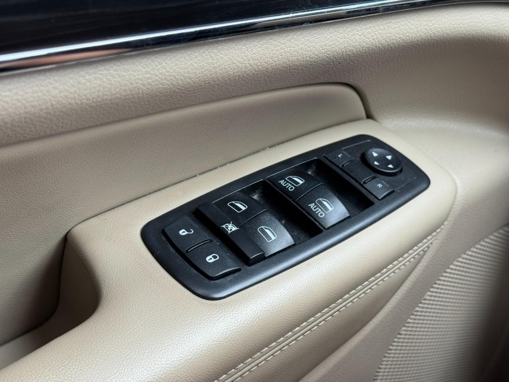 Jeep Grand Cherokee Vehicle Full-screen Gallery Image 24