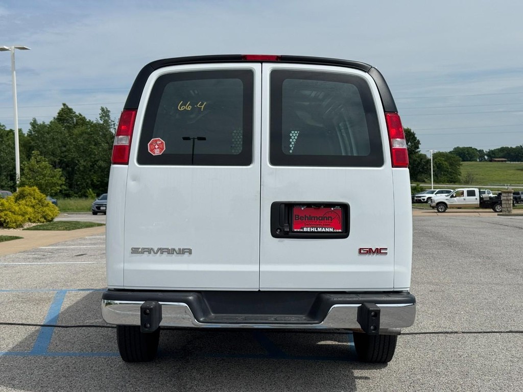 GMC Savana Cargo Van Vehicle Full-screen Gallery Image 04