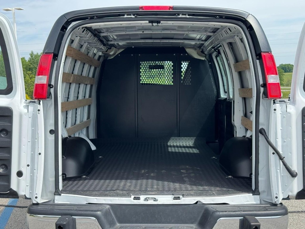 GMC Savana Cargo Van Vehicle Full-screen Gallery Image 05