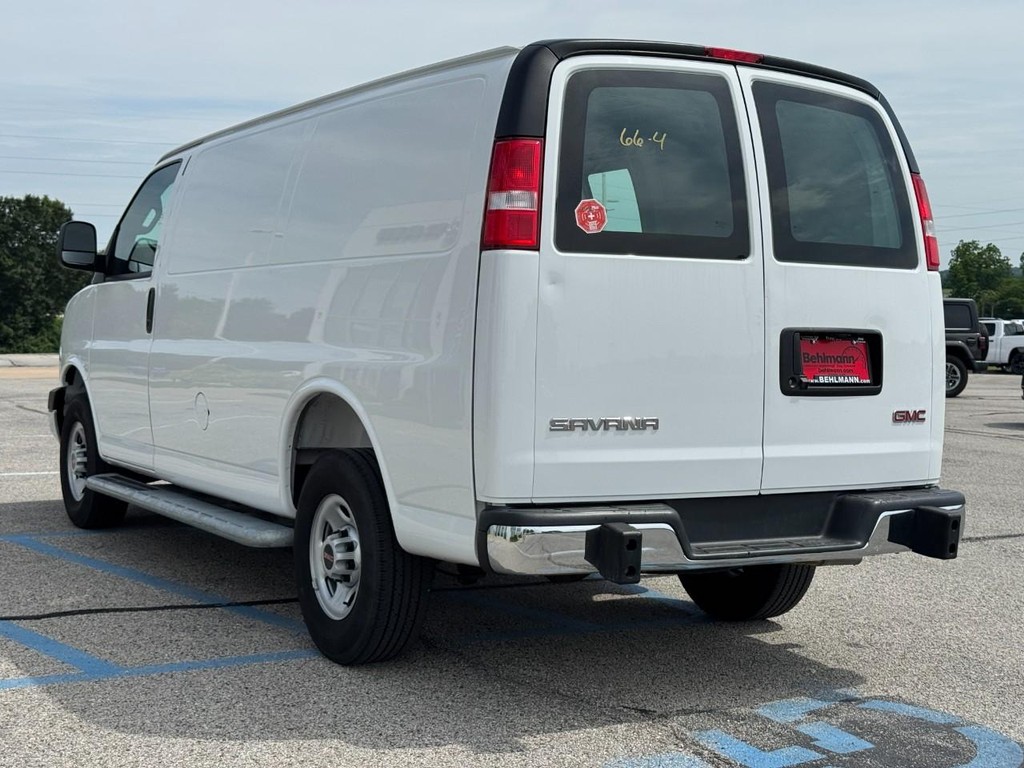 GMC Savana Cargo Van Vehicle Full-screen Gallery Image 06