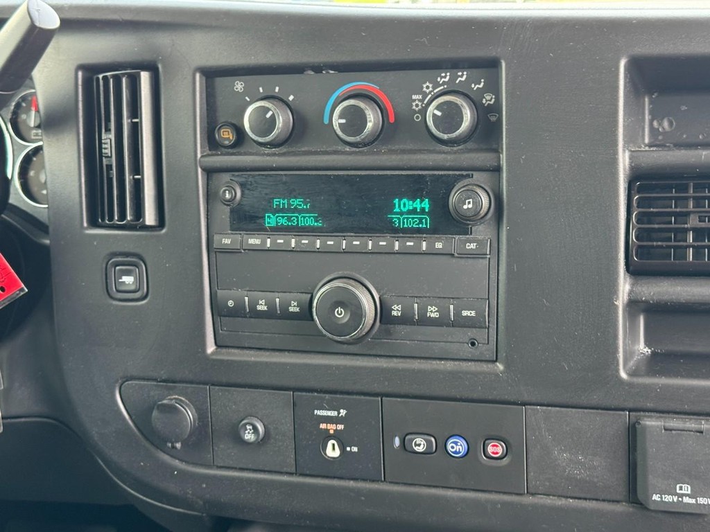 GMC Savana Cargo Van Vehicle Full-screen Gallery Image 15