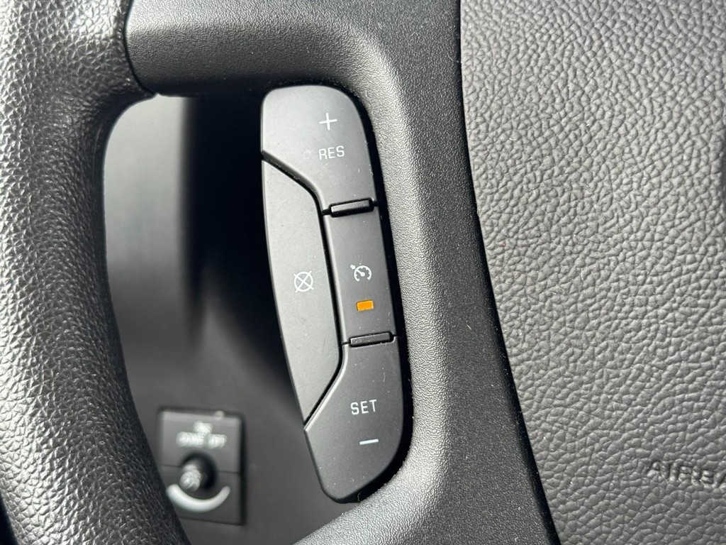 GMC Savana Cargo Van Vehicle Full-screen Gallery Image 17