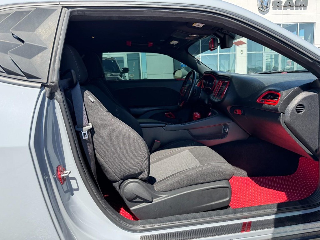 Dodge Challenger Vehicle Full-screen Gallery Image 10
