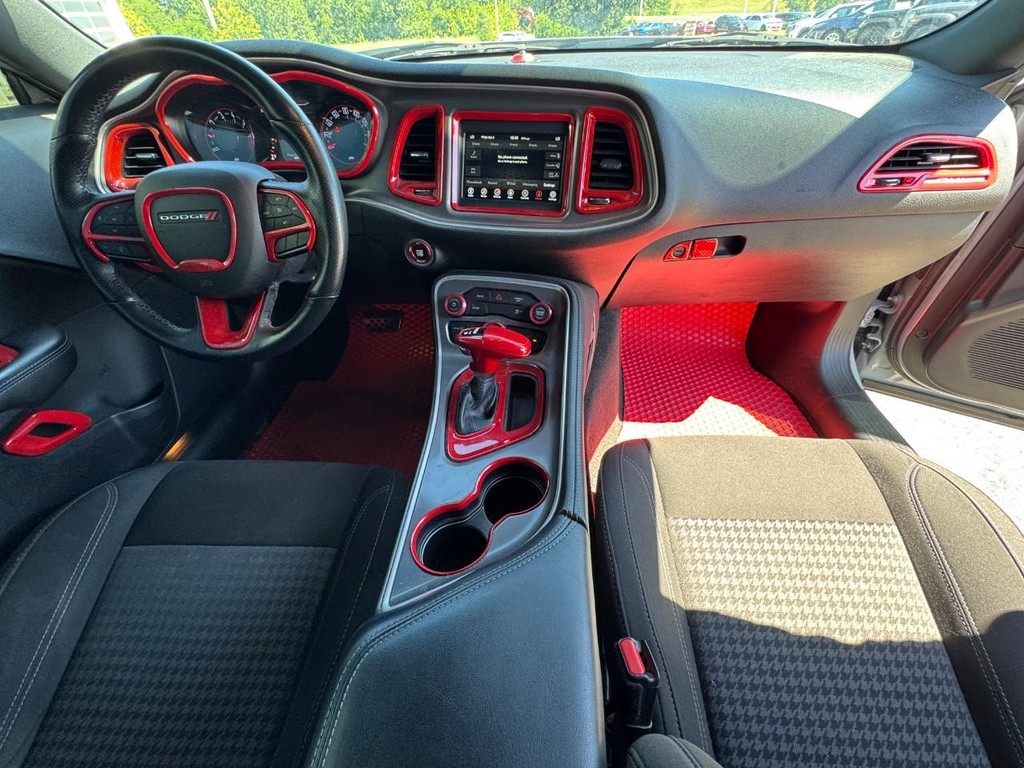 Dodge Challenger Vehicle Full-screen Gallery Image 12