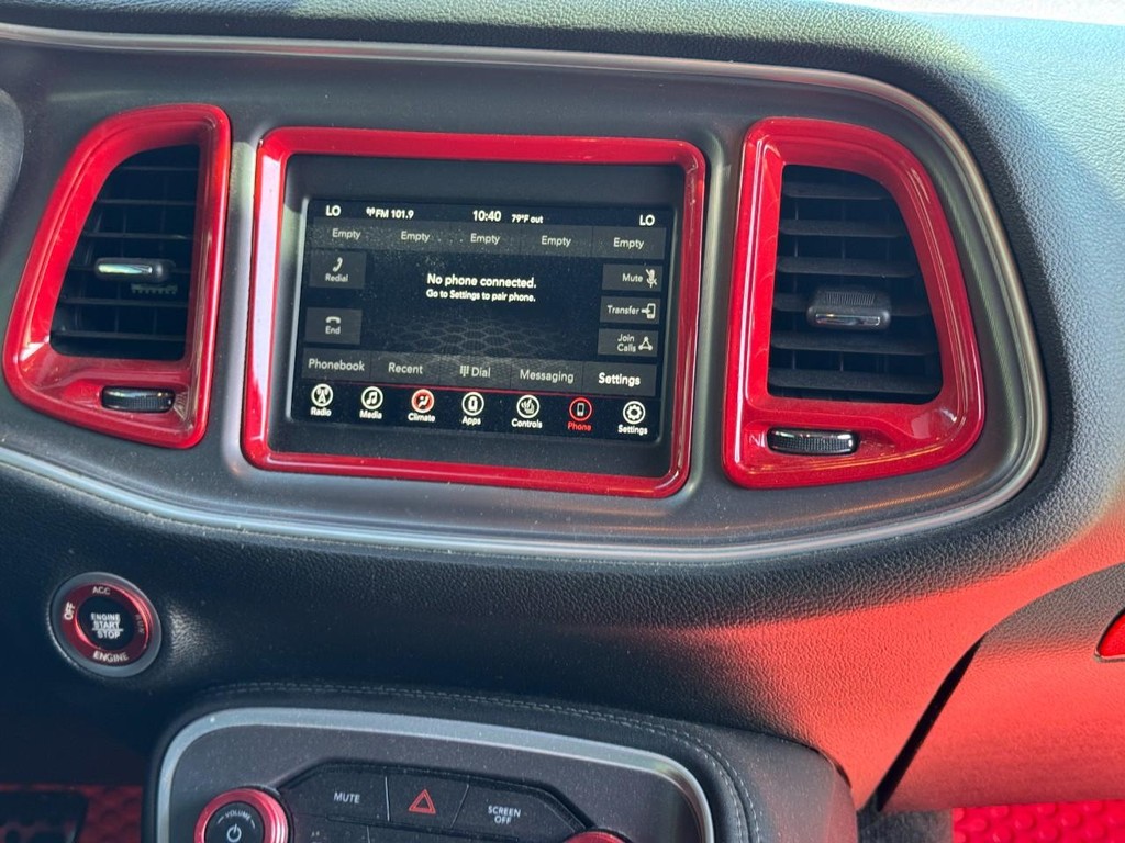 Dodge Challenger Vehicle Full-screen Gallery Image 14