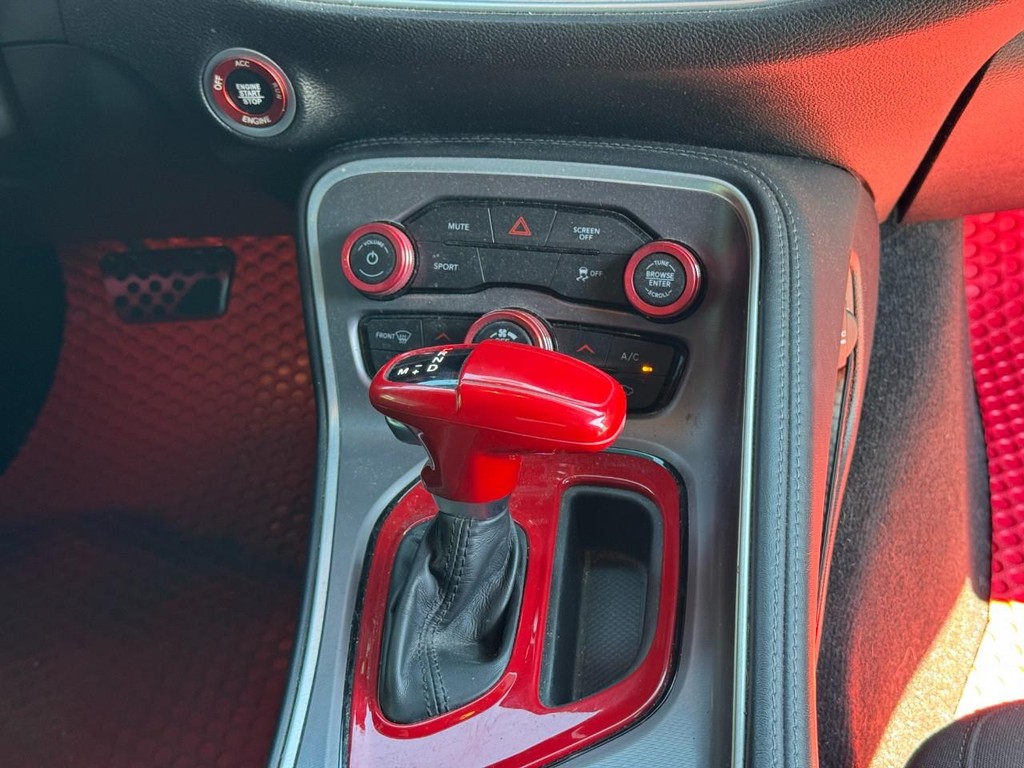 Dodge Challenger Vehicle Full-screen Gallery Image 15