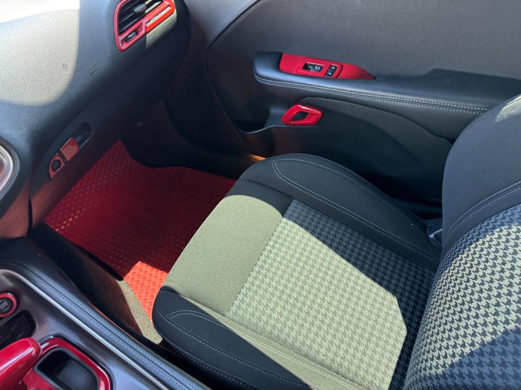 Dodge Challenger Vehicle Full-screen Gallery Image 16