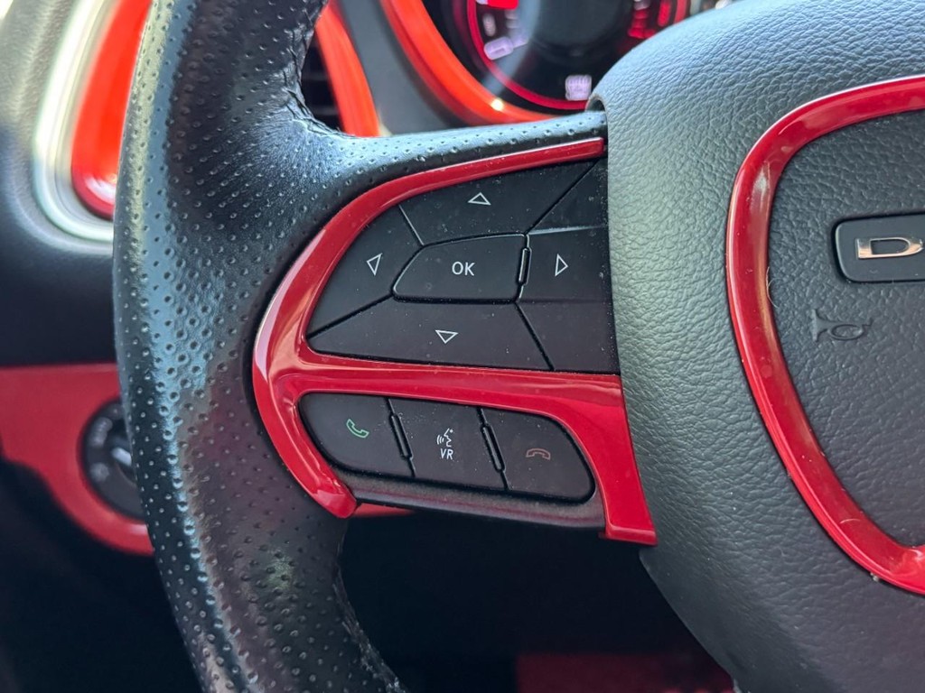 Dodge Challenger Vehicle Full-screen Gallery Image 17