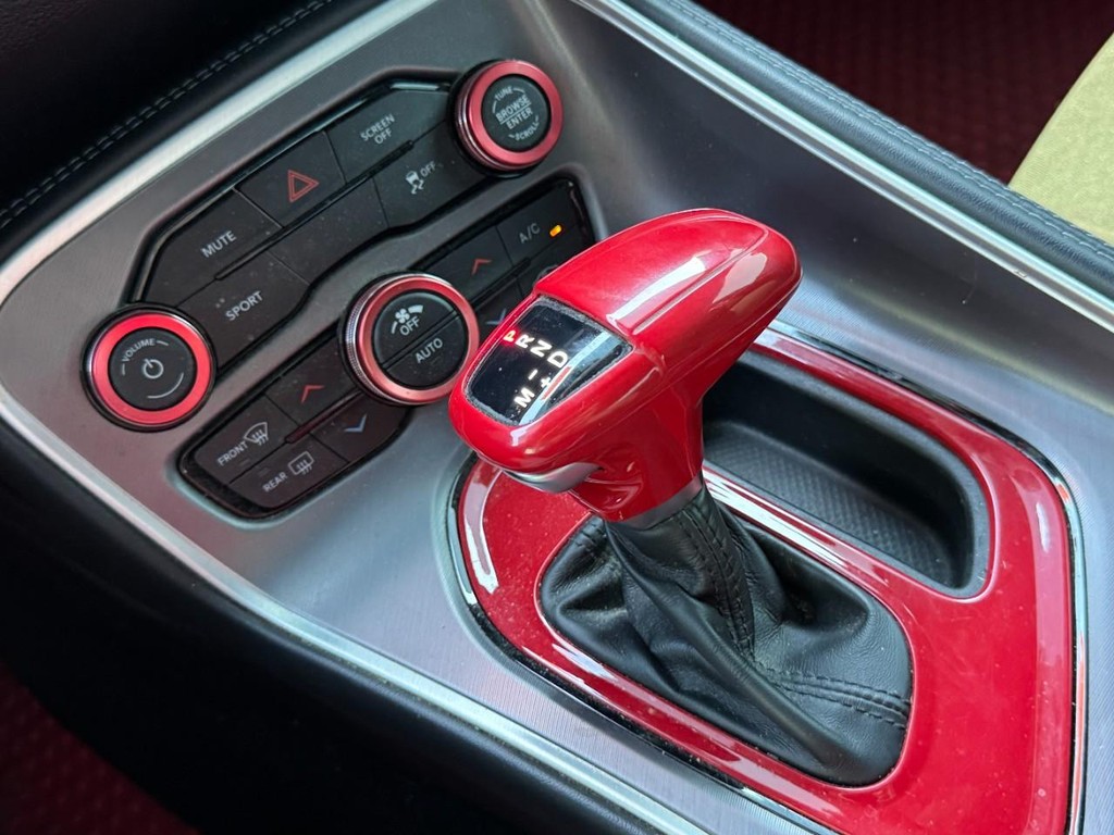 Dodge Challenger Vehicle Full-screen Gallery Image 20