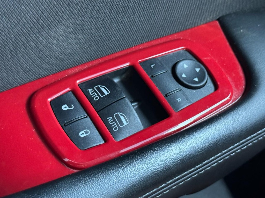 Dodge Challenger Vehicle Full-screen Gallery Image 23