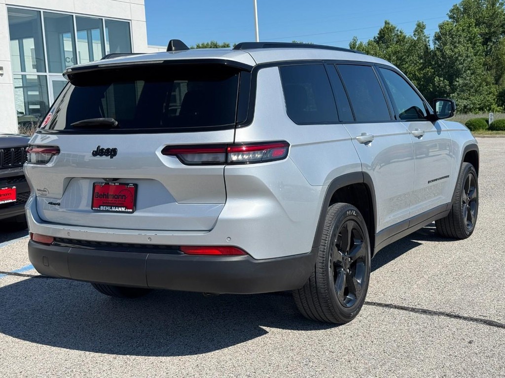 Jeep Grand Cherokee L Vehicle Full-screen Gallery Image 03