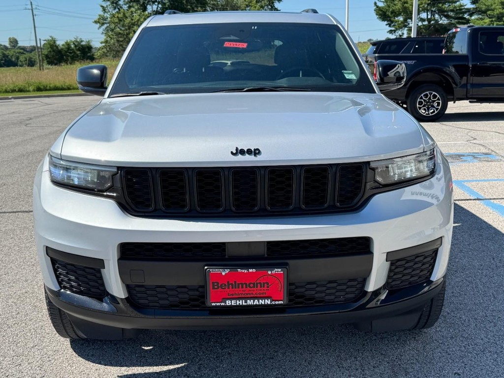 Jeep Grand Cherokee L Vehicle Full-screen Gallery Image 09